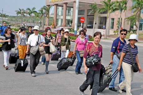 Khách du lịch đến Phú Quốc tăng đột biến (Ảnh: Báo VH)